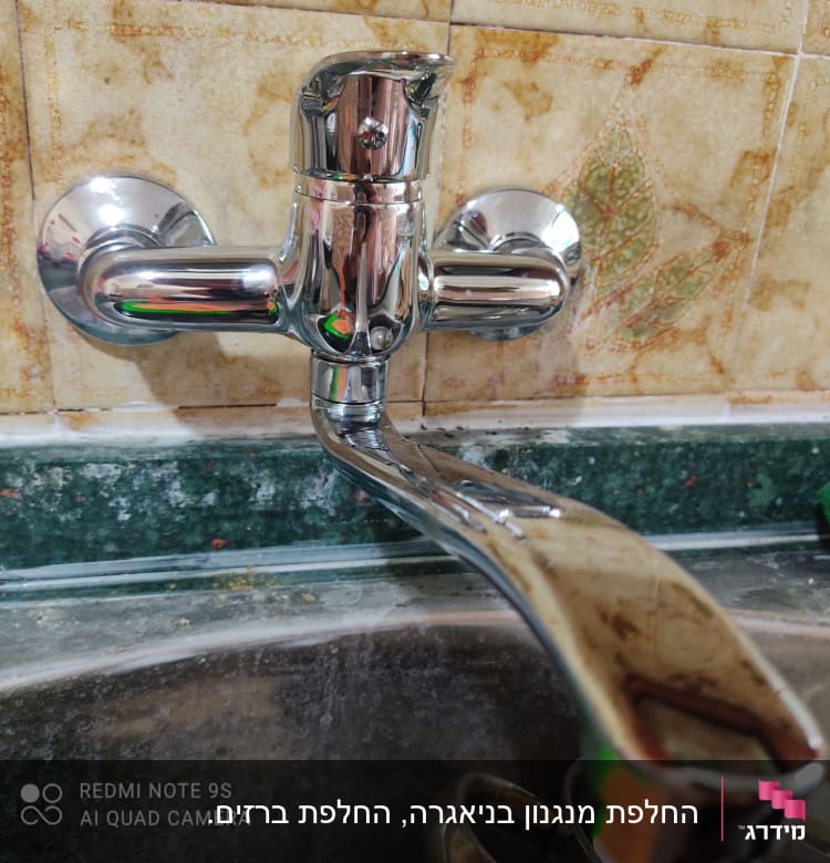 ברז כרום מותקן מעל כיור מטבח